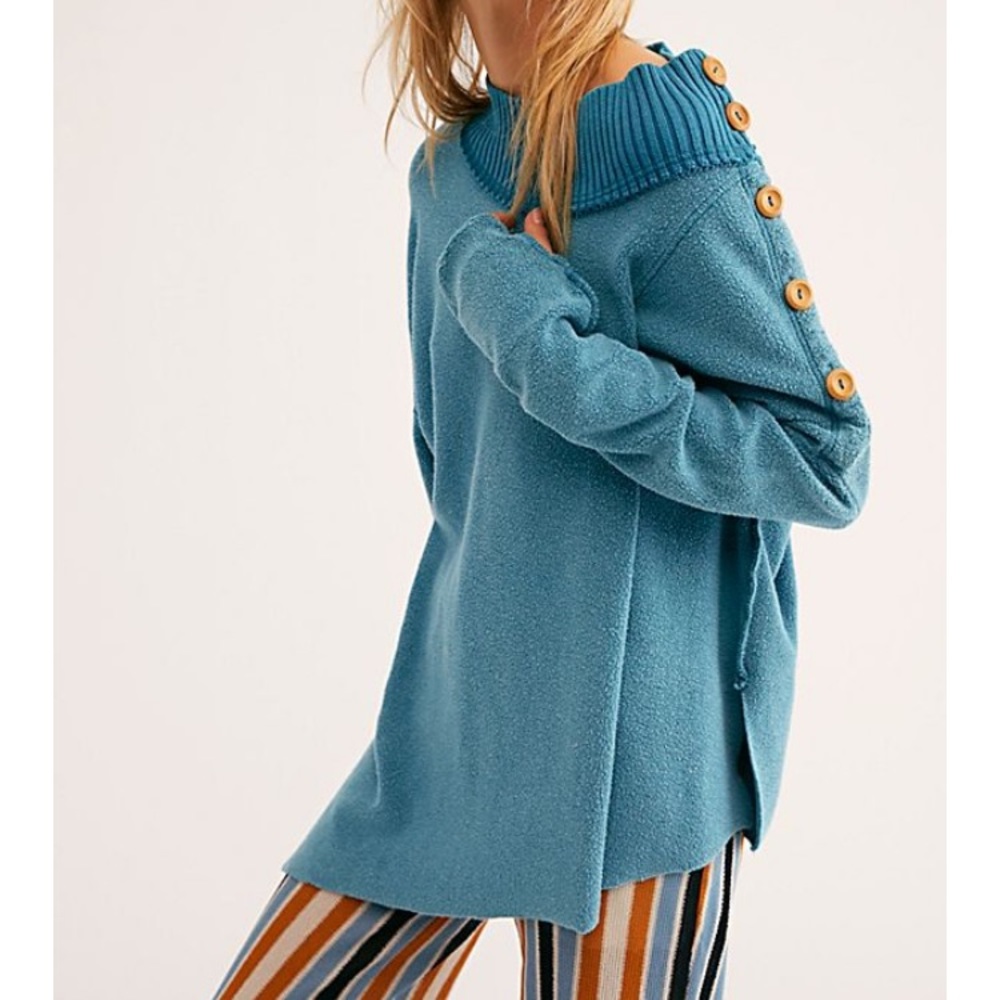 Free People button neck sweatshirt with thumb holes